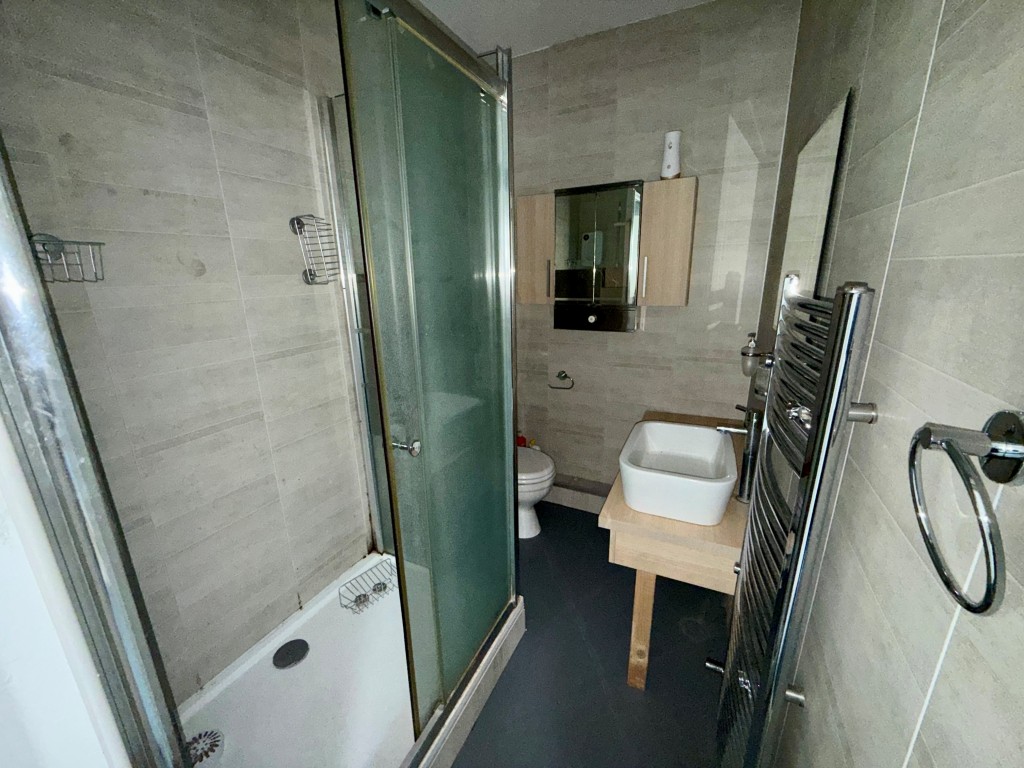 Lot: 45 - COMMERCIAL INVESTMENT WITH PLANNING FOR CONVERSION OF UPPER PARTS - Third Floor - Bathroom with W.C.